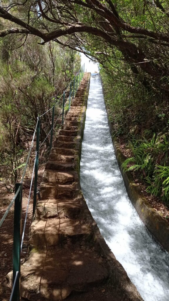 schody se zábradlím na Levada do Alecrim a voda v kanálu