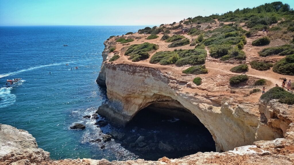 Jeskyně ve skalním útvaru v oceánu
