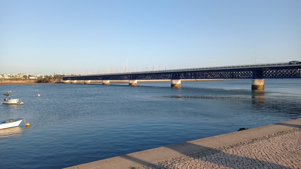 železniční most přes řeku