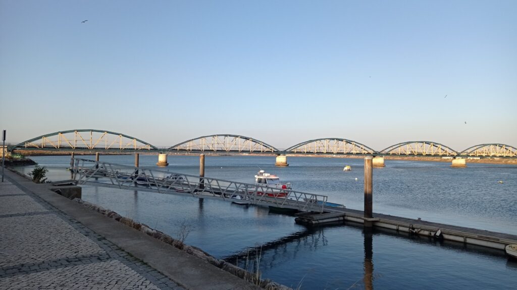 most přes řeku