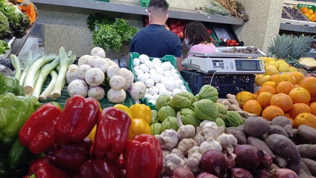 tržnice se zeleninou jako červená paprika, česnek, cibule, pórek, žampiony