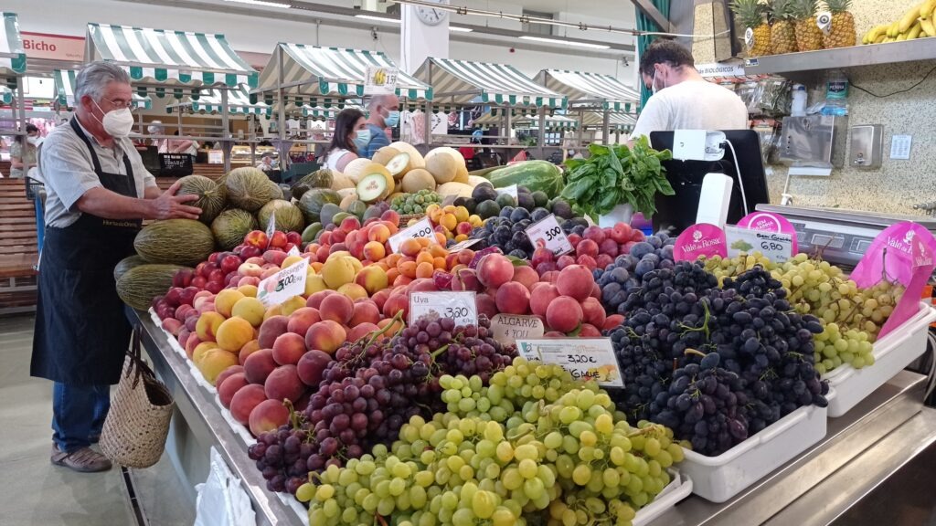 Tržnice s ovocem jako hrozny, broskve a melouny