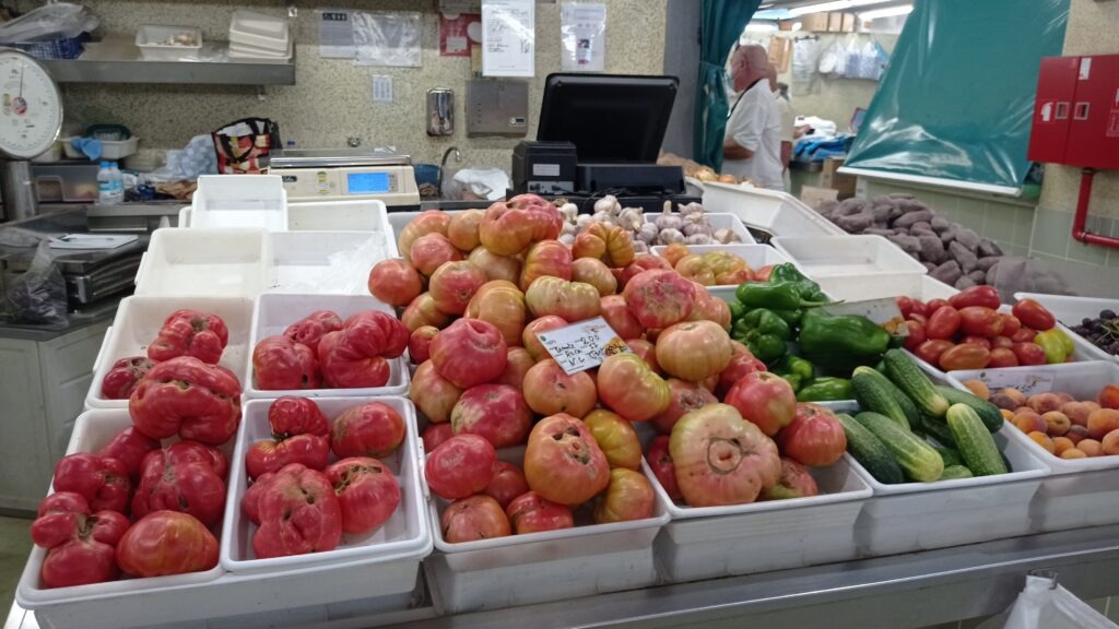 Tržnice se zeleninou a velkými rajčaty