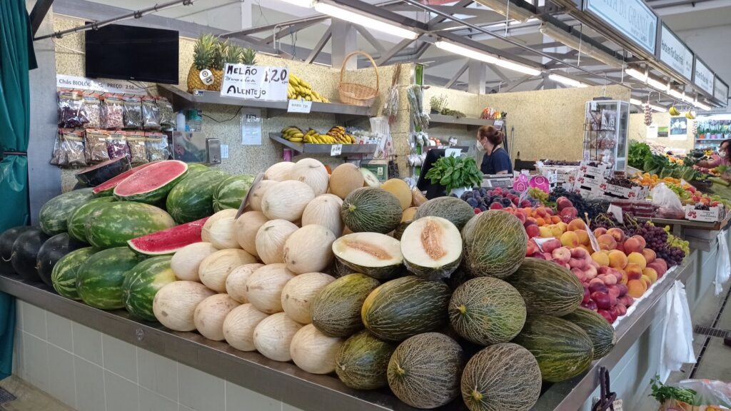 trh s ovocem, červený meloun a cukrové melouny