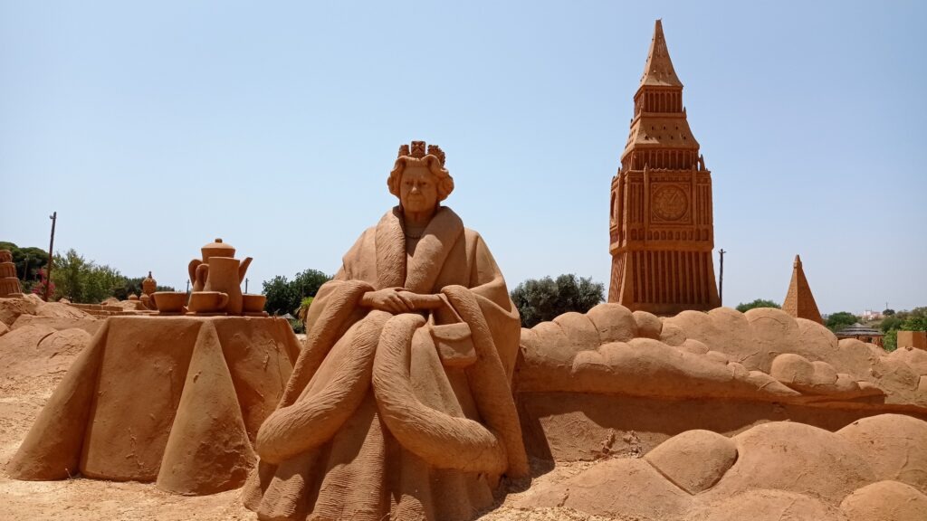 socha z písku se symboly Anglie - královna, stůl s čajem a Big ben