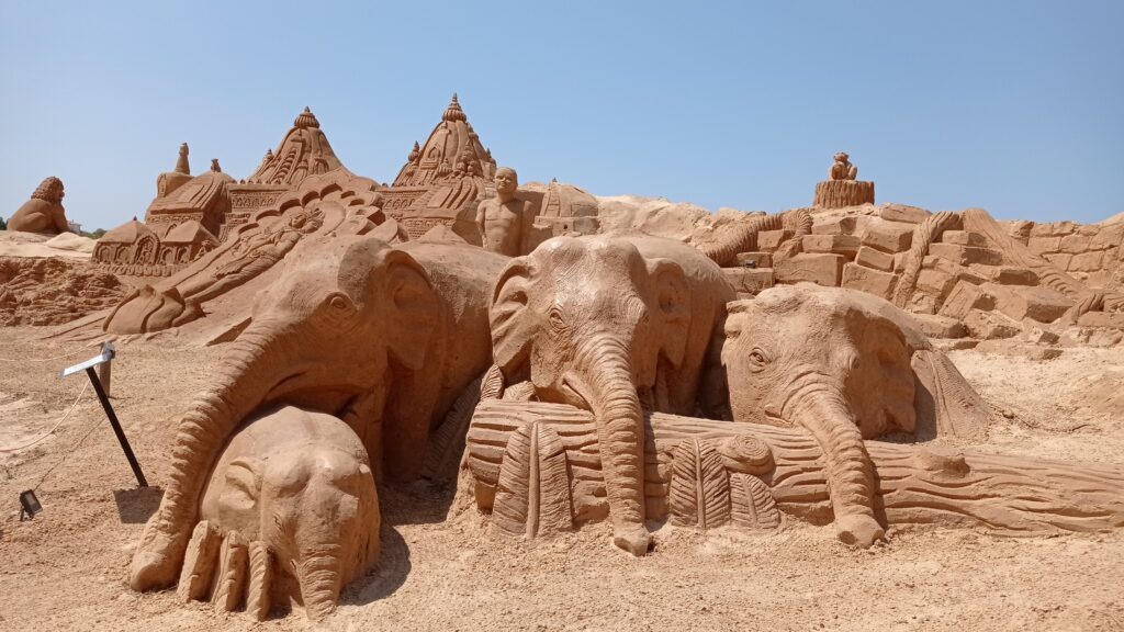 Socha z písku ve tvaru třech slonů