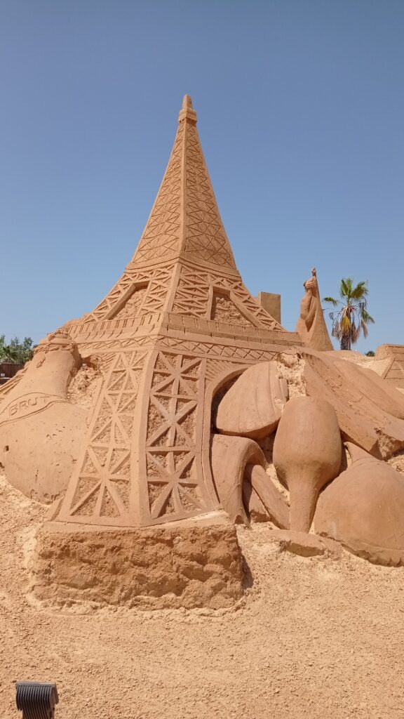 socha z písku ve tvaru Eifellovky