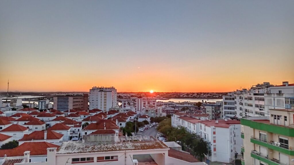 Výhled z apartmánu na město a východ slunce nad řekou