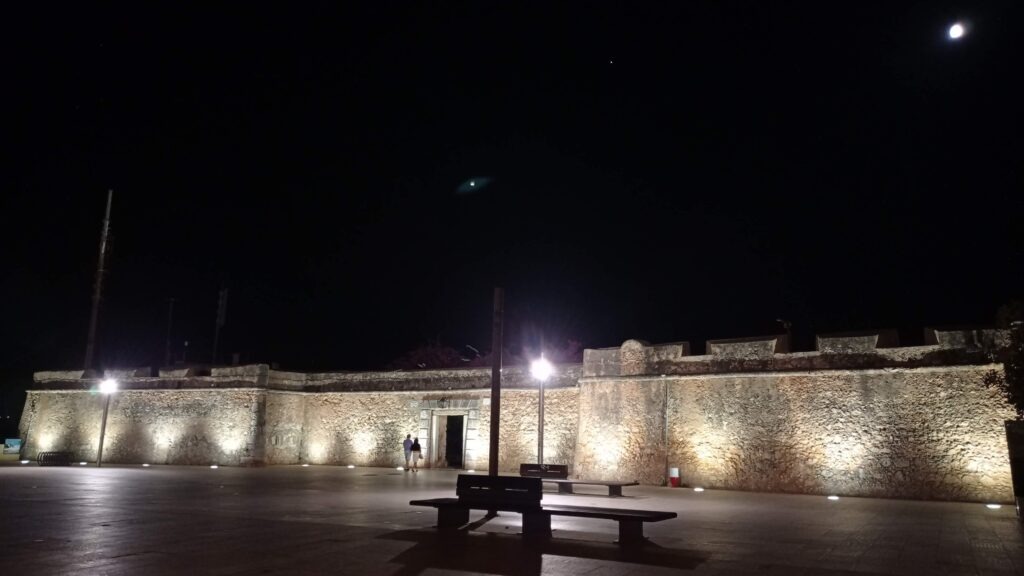 Osvícená pevnost v noci