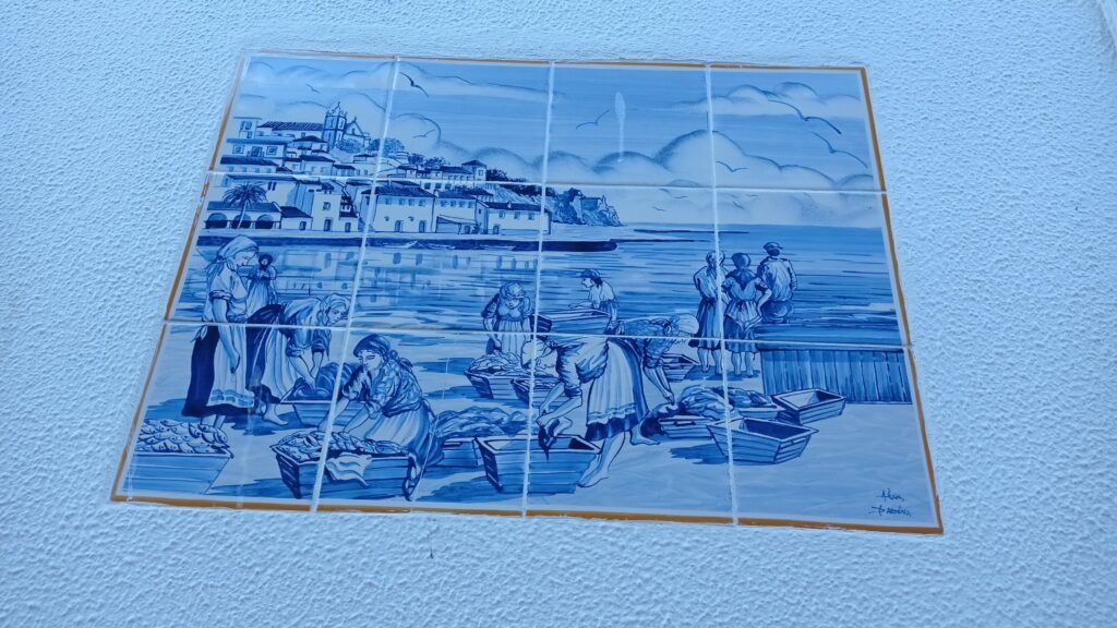 modrobílá mozaika s malbou žen peroucích prádlo v kádích