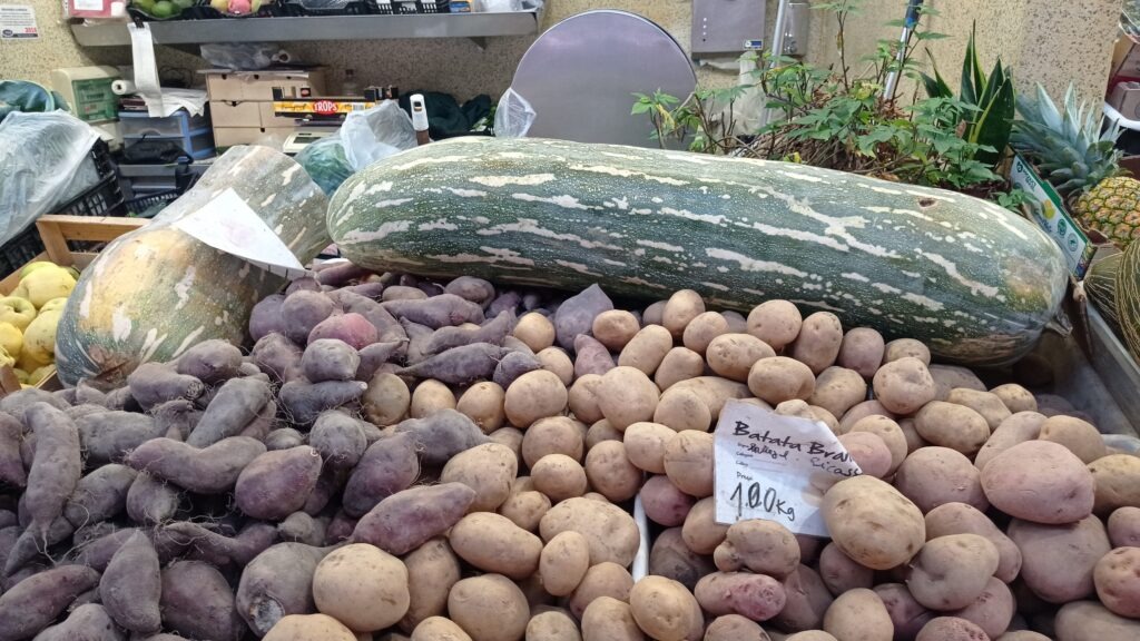 Tržnice se zeleninou - batáty, brambory a obrovské podlouhlé dýně
