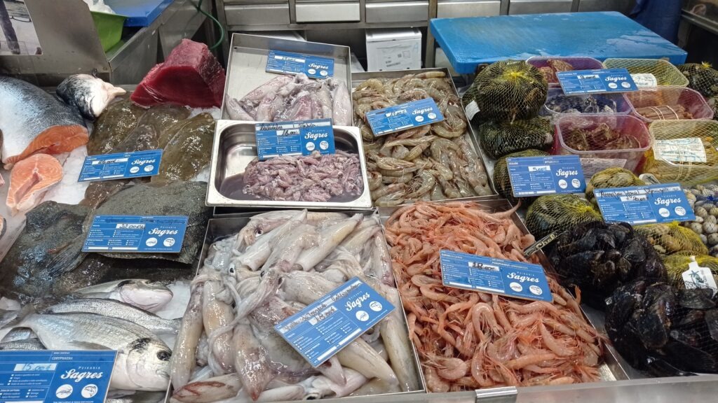 trh s rybami a mořskými plody jako kalamáry, krevety a škeble