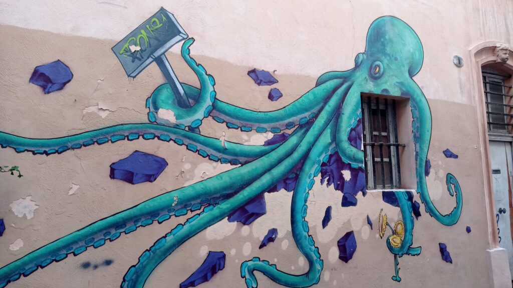 Malba tyrkysové chobotnice na zdi