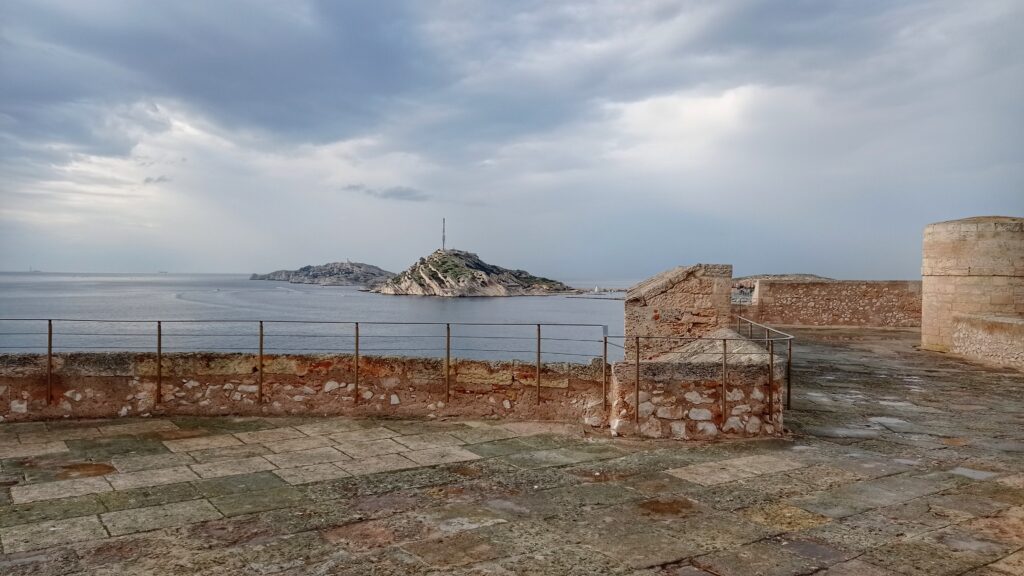 pevnost a pohled na ostrůvek na moři