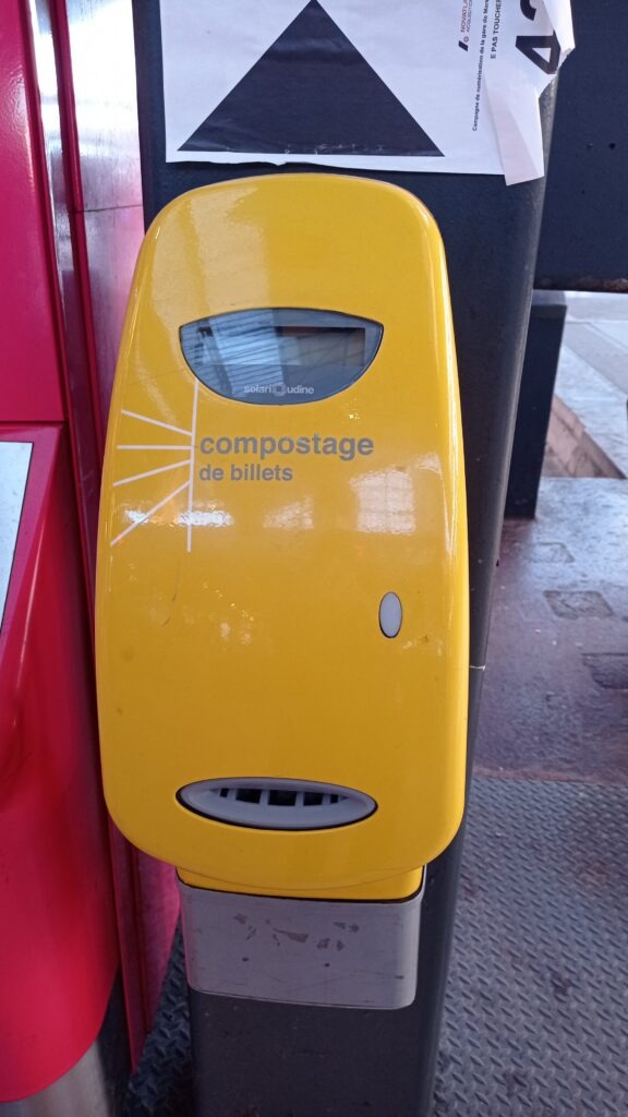Žlutý strojek na označování vlakových jízdenek