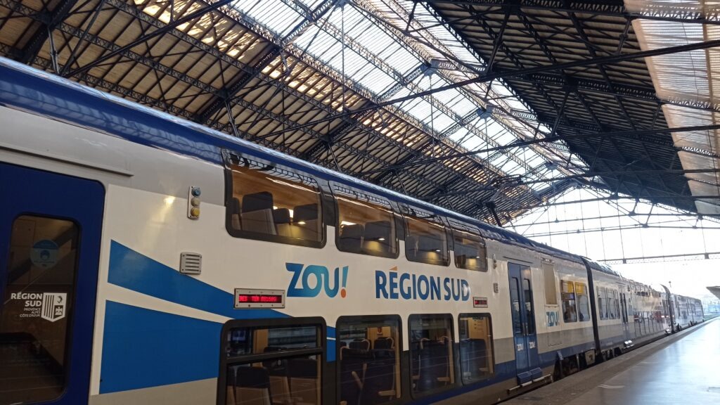 Modrobílý vagon vlaku na nádraží