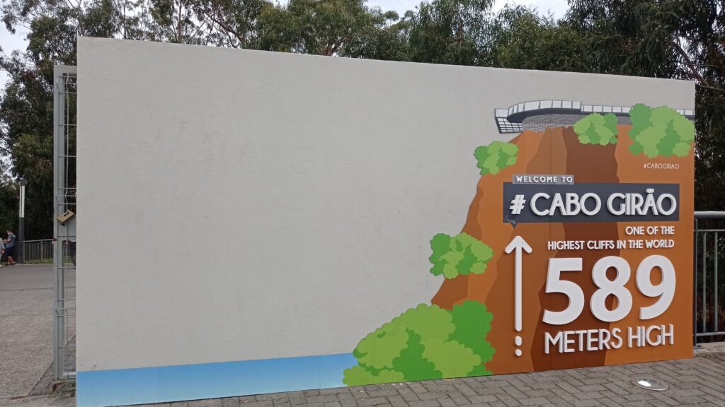 stěna s nápisem welcome to Cabo Girão, útes 289 metrů vysoký