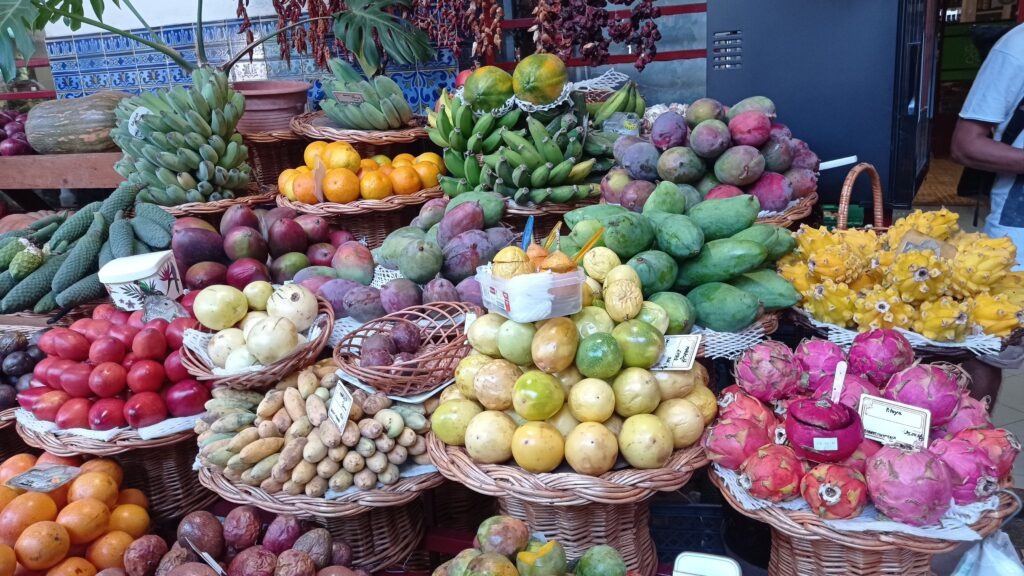 tržnice s exotickým ovocem jako růžová pithaya, maracuja, rajčenka, banány, mango atd.