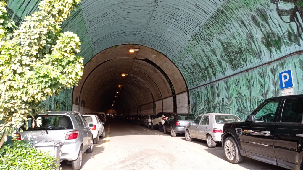 Tunel kde parkují auta