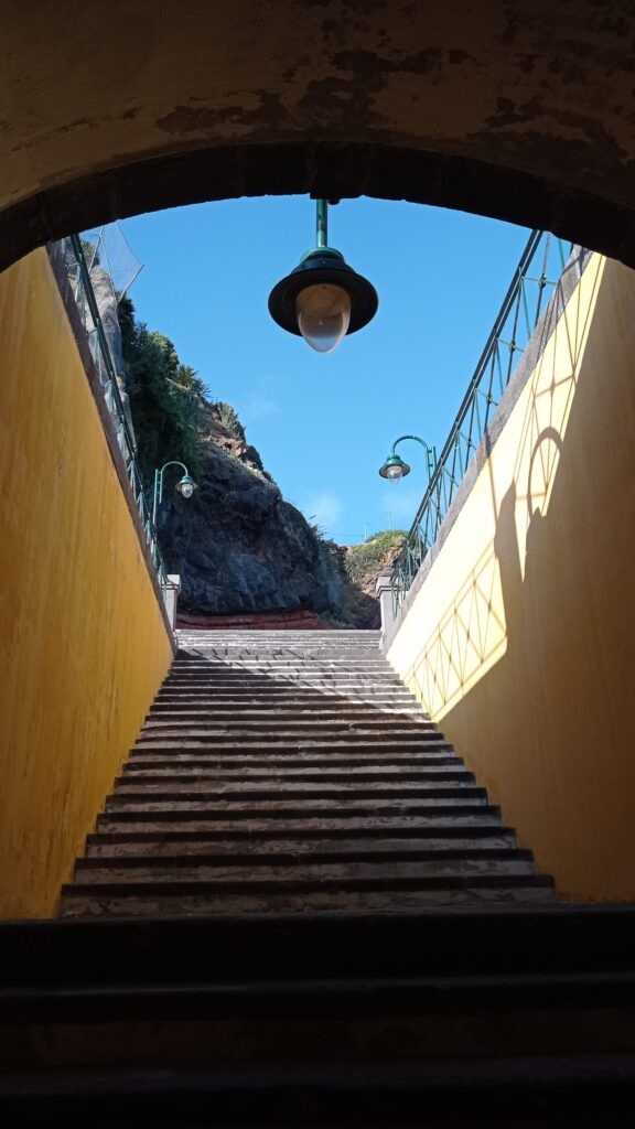 schodiště a pouliční lampa