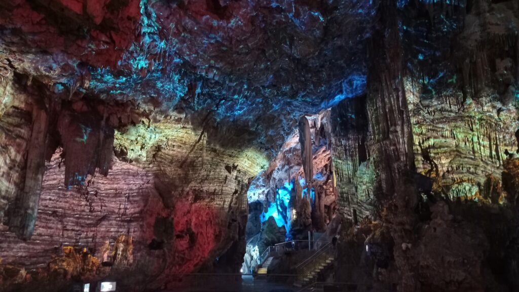 Jeskyně s krápníky osvícená barevným světlem