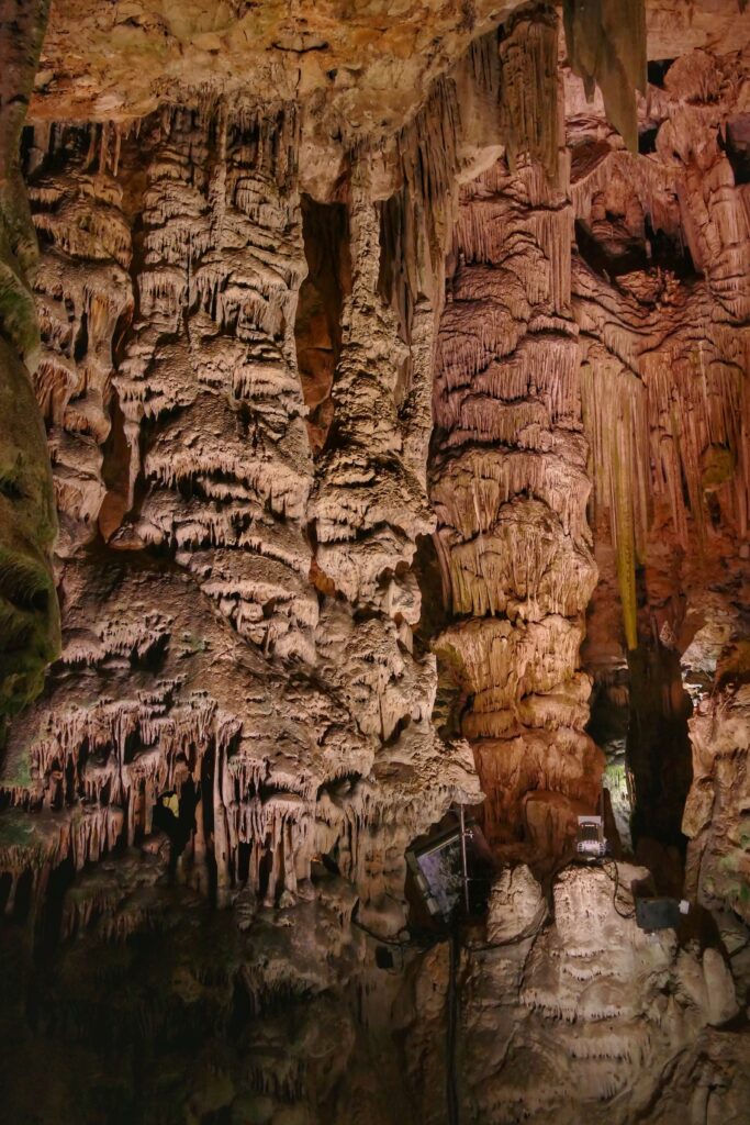 Jeskyně  St Michael´s Cave s bohatou krápníkovou výzdobou