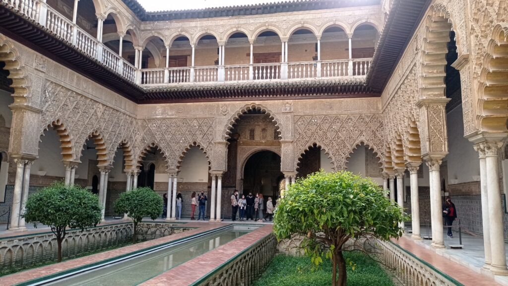 nádvoří uprostřed paláce v arabském stylu a bazének a několik stromů
