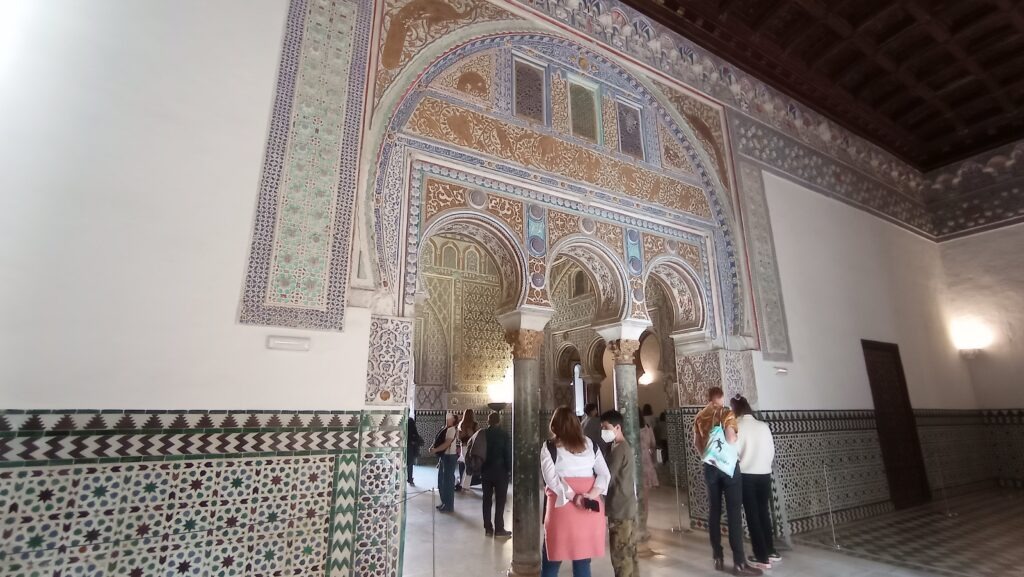 Palác s místností v arabském stylu a několik turistů
