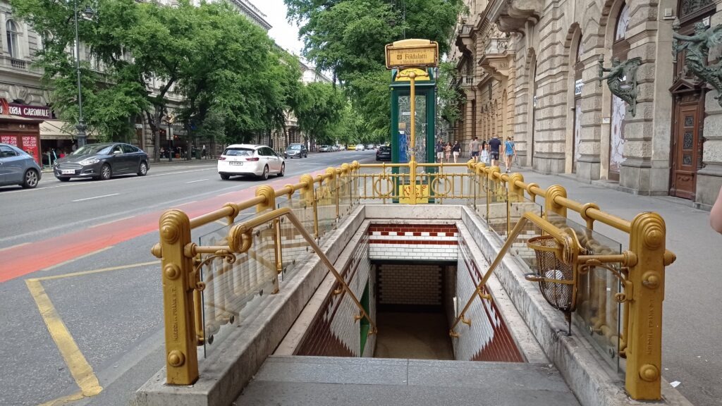 Budapest jubilejní linka metra a vstup do metra