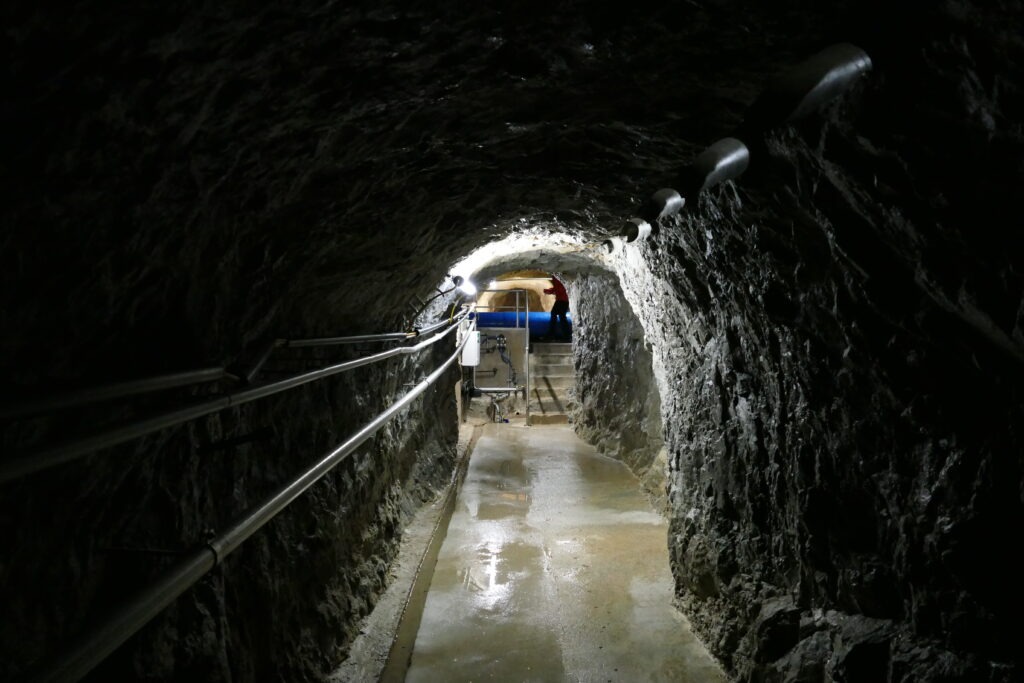 tunel ve skále