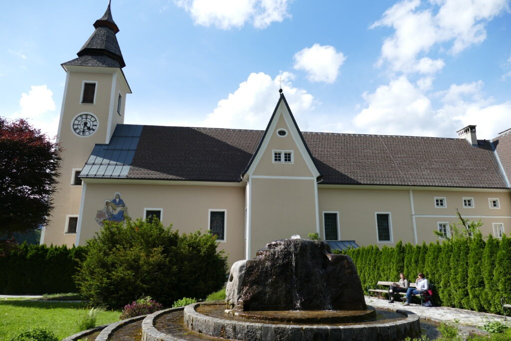 béžový kostelík