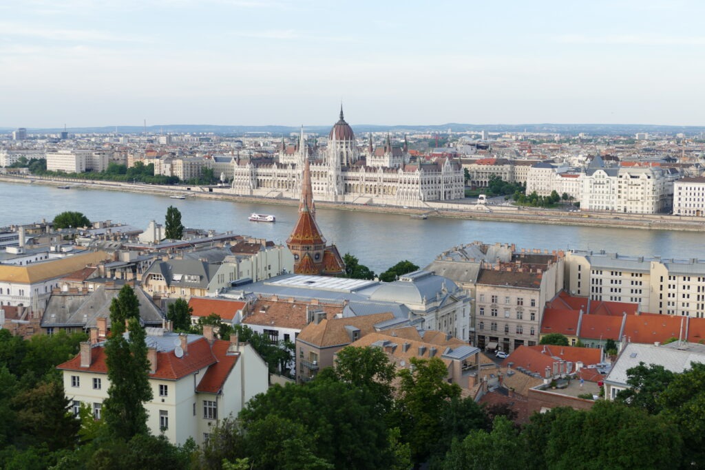 výhled na řeku a Maďarský parlament