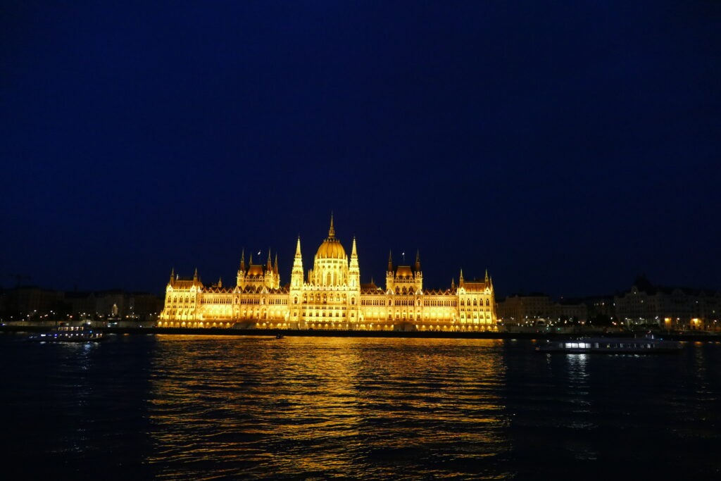řeka a osvícení Maďarský parlament v noci