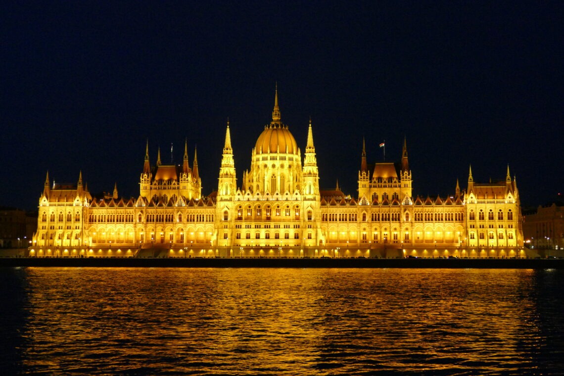 osvícený Madarský parlament v noci a řeka