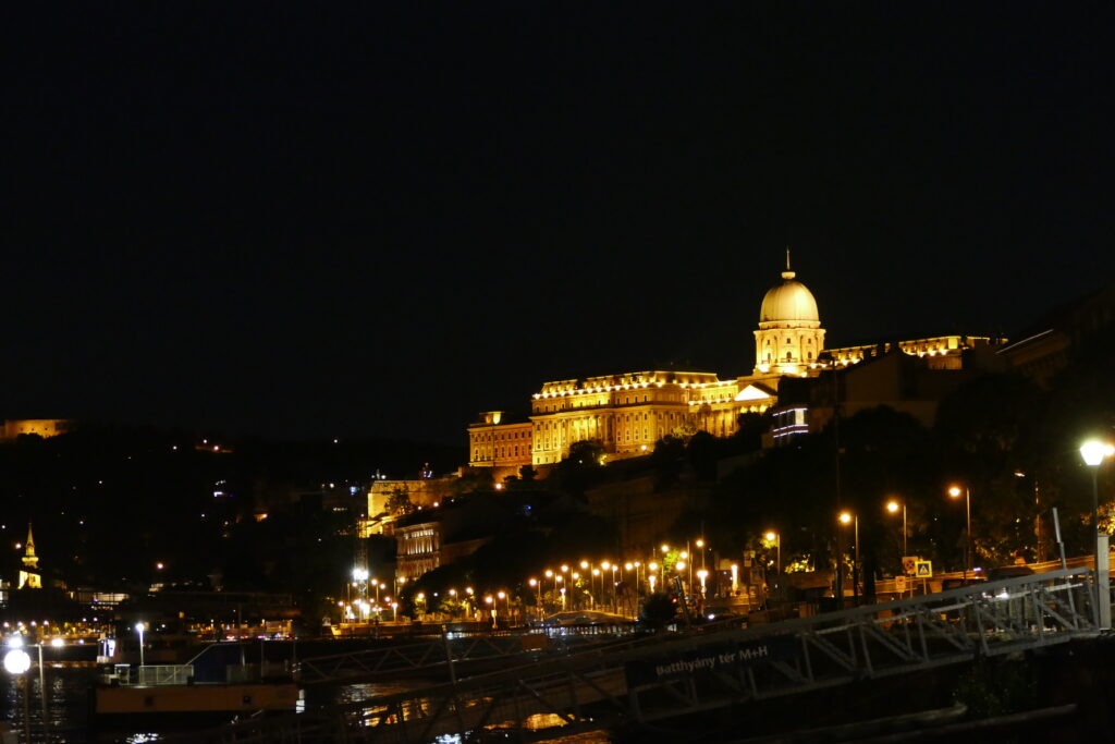 osvícený Budínský hrad v noci