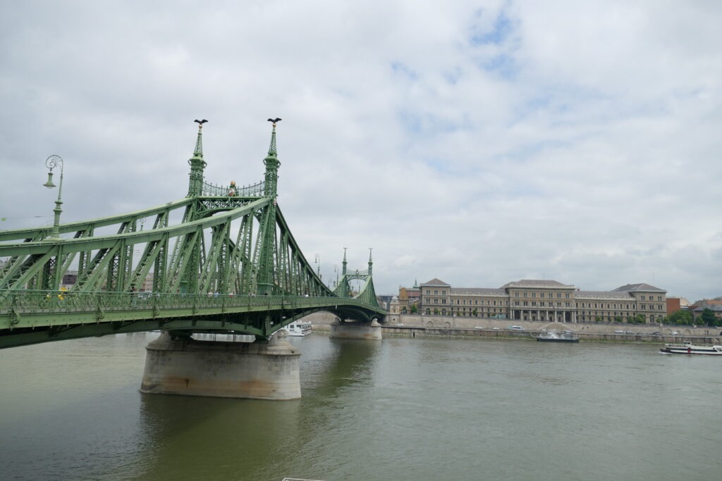 zelený kovový most přes řeku