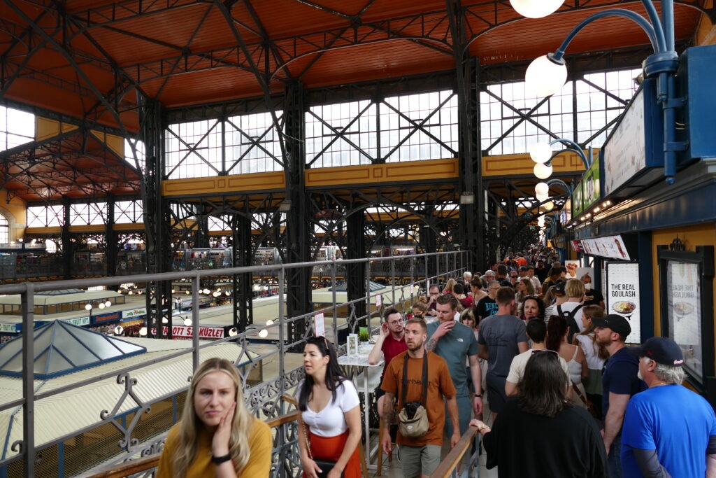 Velká tržnice Budapest a davy turistů