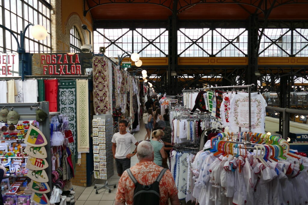 Velká tržnice Budapest a stánky s oblečením