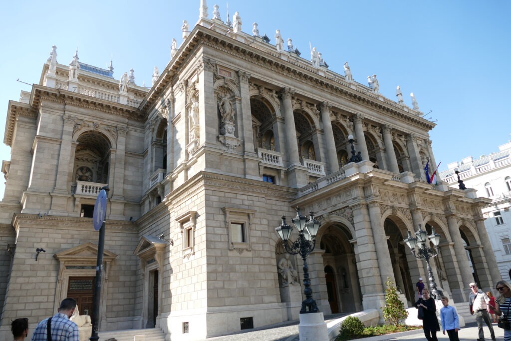 budova opery s oblouky a sloupy