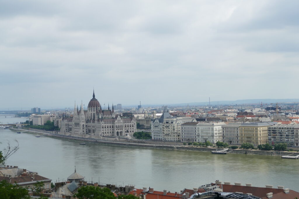 řeka a budova parlamentu a výhled na město