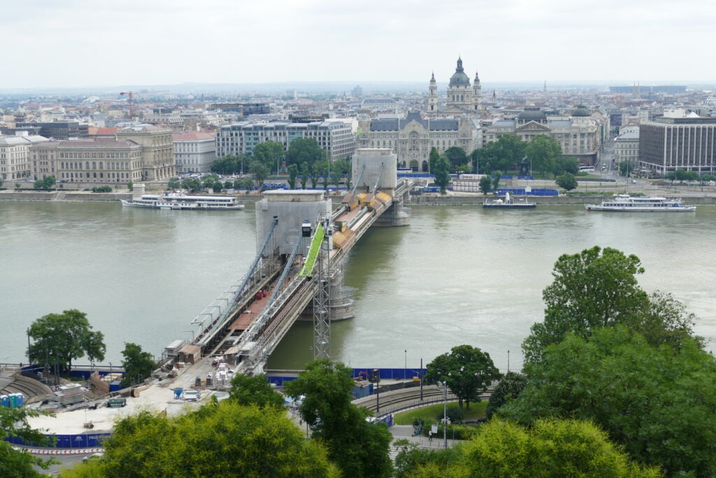 Řetězový most přes řeku v Budapešťi a výhled na město