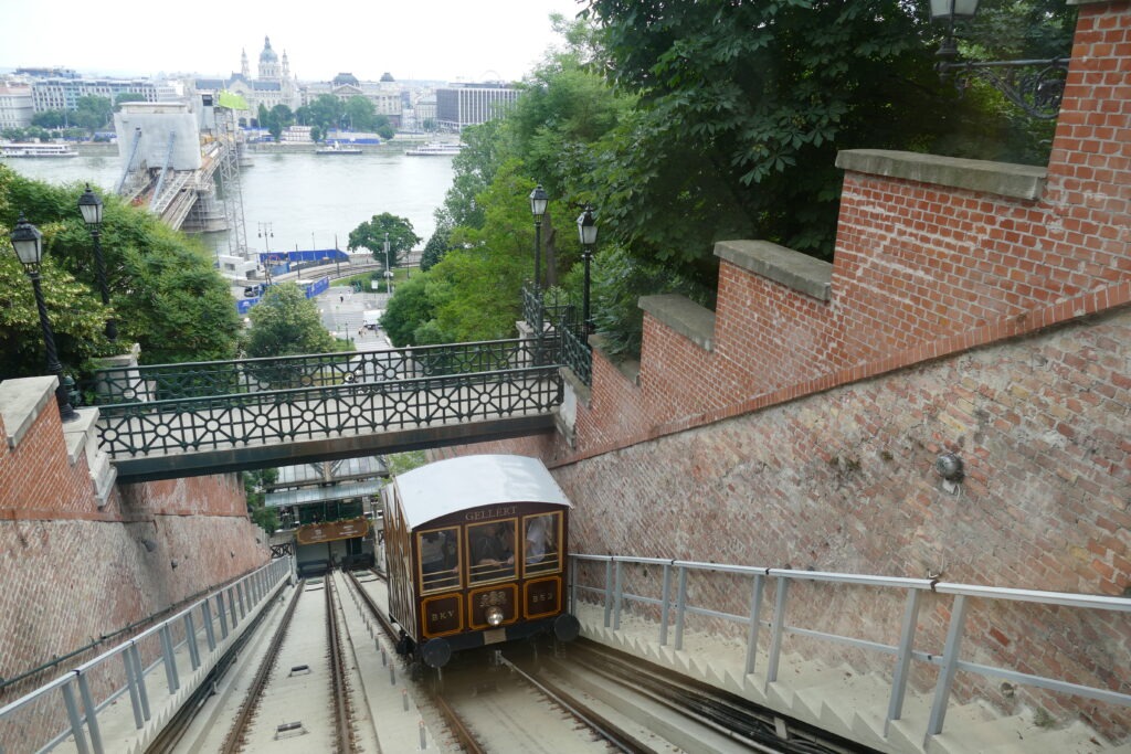 Lanovka Budavári Sikló jedoucí nahoru a výhled na řeku a město