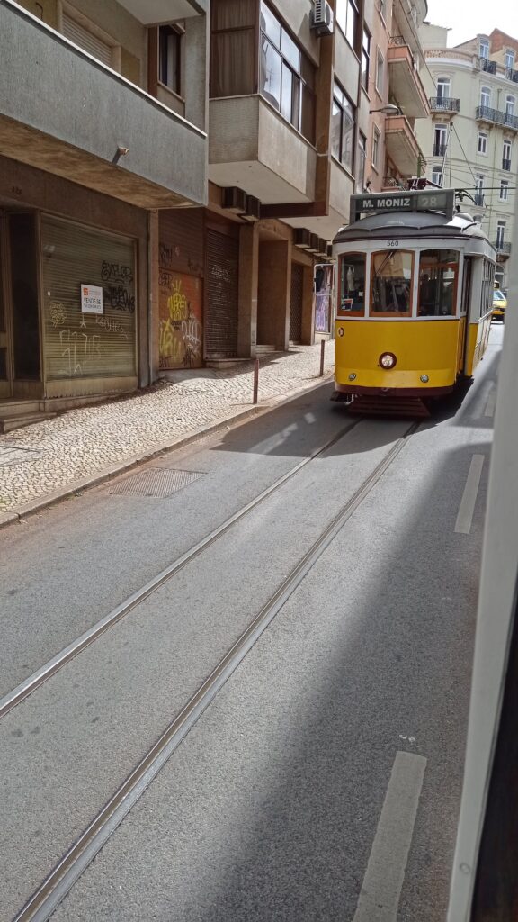žlutá historická tramvaj