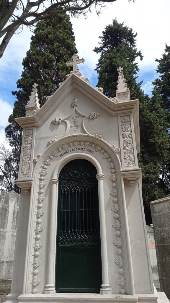 hrobka na hřbitově