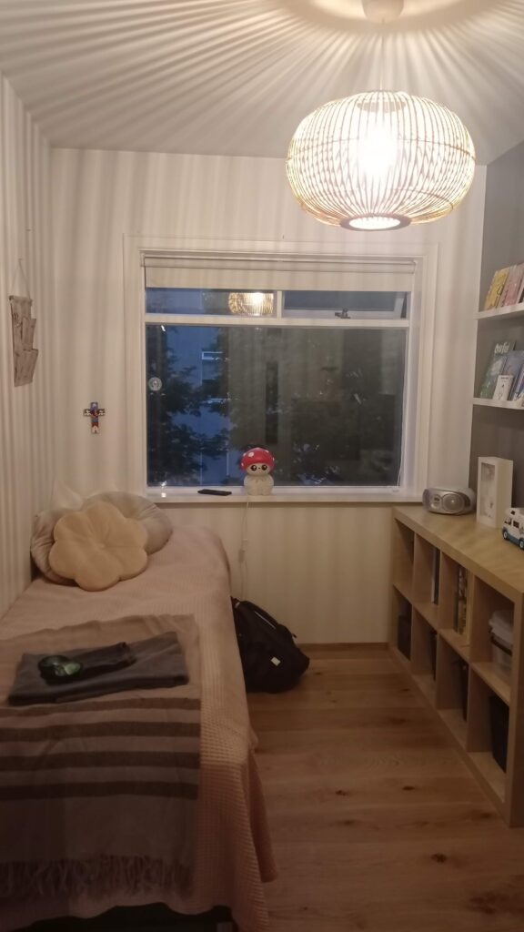 Pokoj s postelí a oknem