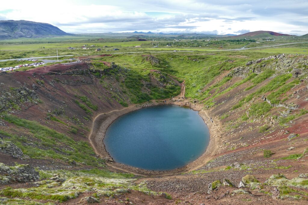 kulatý kráter s jezírkem