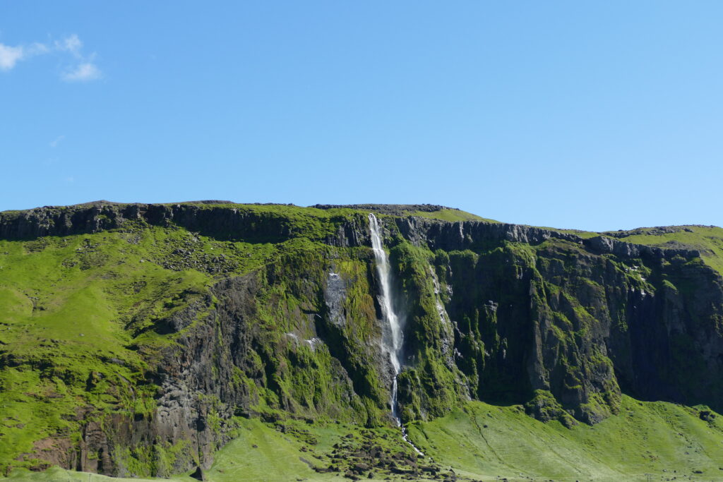 úzký vodopád padající ze skal