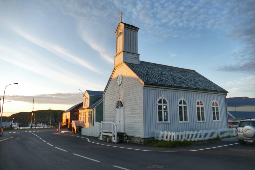 Venkovský kostelík a silnice