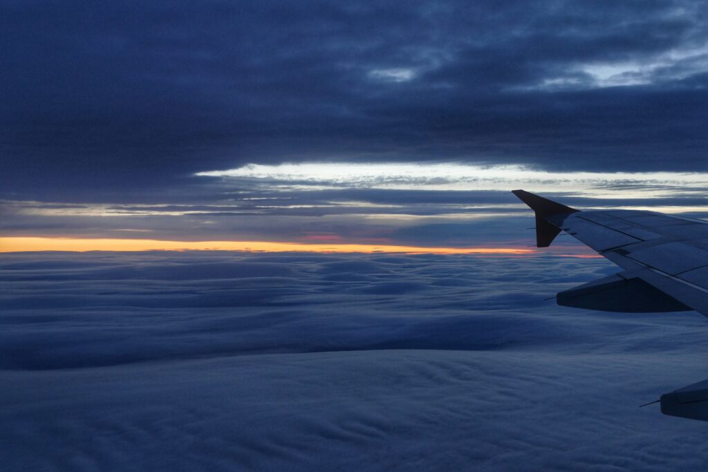 Výhled z letadla na mraky a křídlo letadla