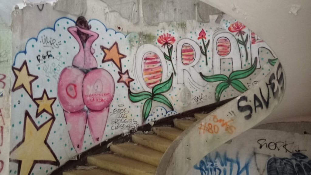 Urbex v chátrajícím hotelu a graffiti